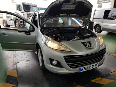 Peugeot 207 headlights lit